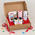 Lovebox bombox. caja kraft abierta con kit pingüinos, tarjeta explosiva, fotos Instax y chocolate