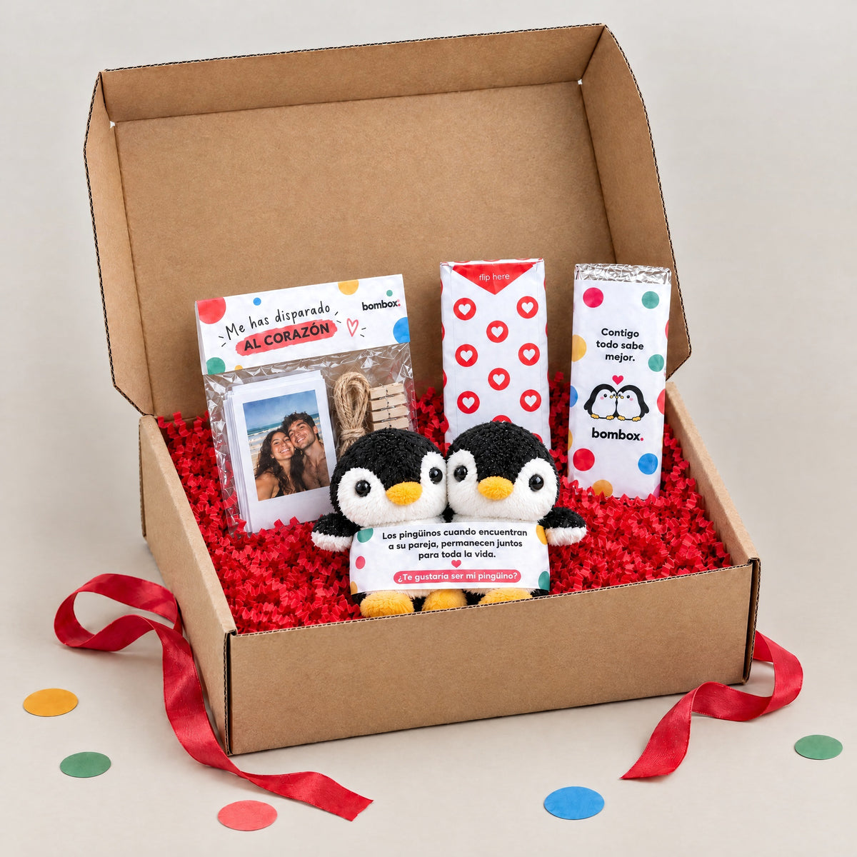 Lovebox bombox. caja kraft abierta con kit pingüinos, tarjeta explosiva, fotos Instax y chocolate