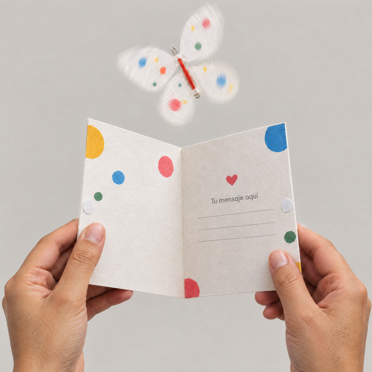 Cómo funciona: manos abriendo la Butterfly Card