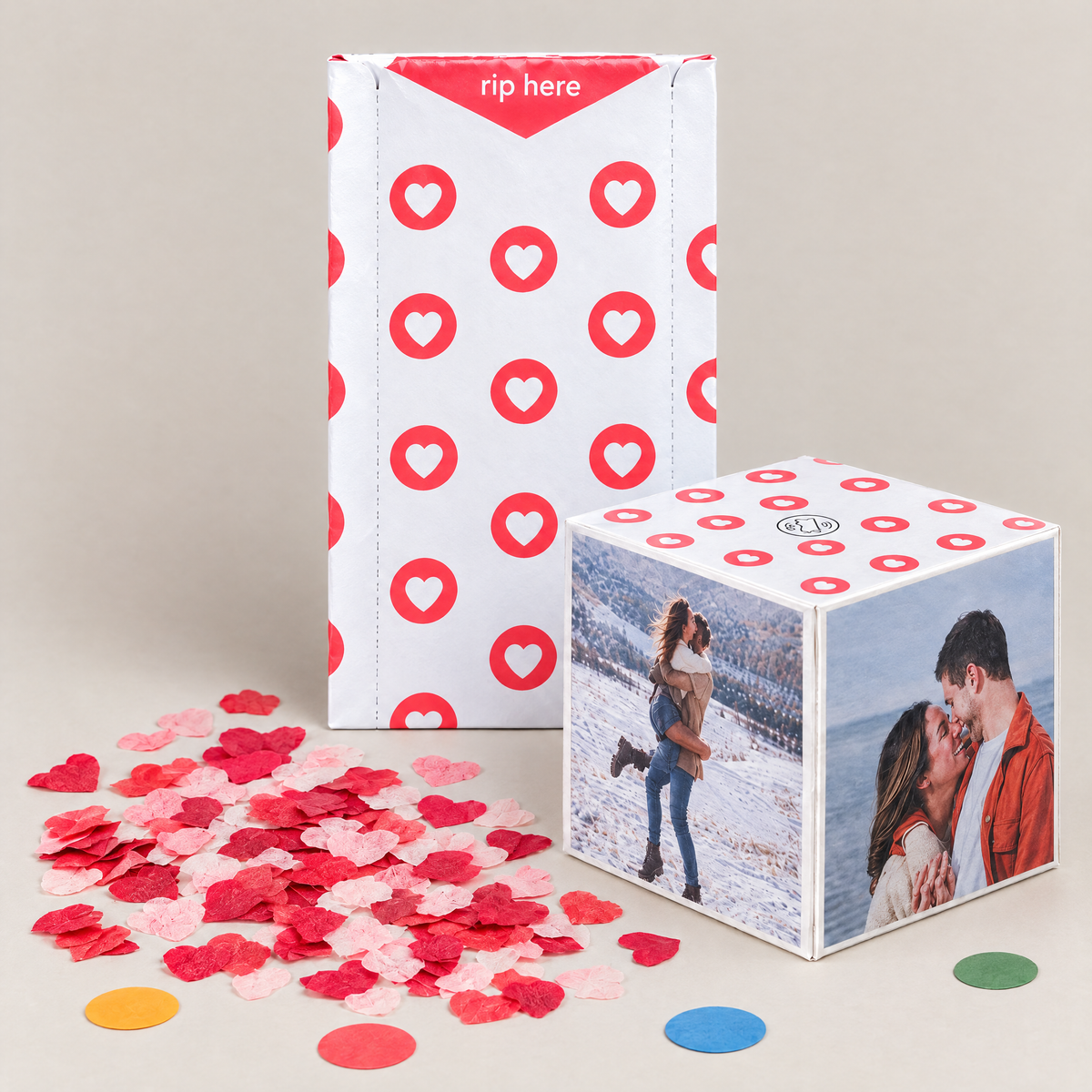 Tarjeta explosiva bombox.: el cubo salta del sobre y llueven corazones